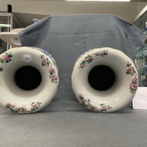 A pair of Chinese famille rose 'court scene' vases, 19th C. — photo 17