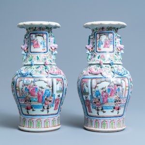 A pair of Chinese famille rose 'court scene' vases, 19th C. — photo 3