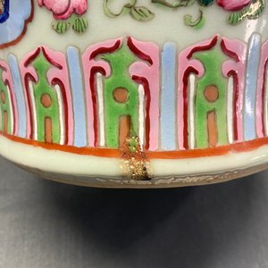 A pair of Chinese famille rose 'court scene' vases, 19th C. — photo 9