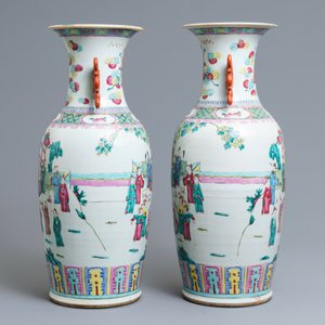 A pair of Chinese famille rose court scene vases, 19th C. — 照片 4