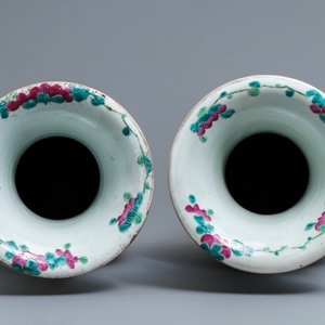 A pair of Chinese famille rose court scene vases, 19th C. — 照片 5