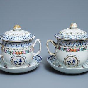 A pair of Chinese famille rose covered bowls on stands, Qianlong — 照片 1