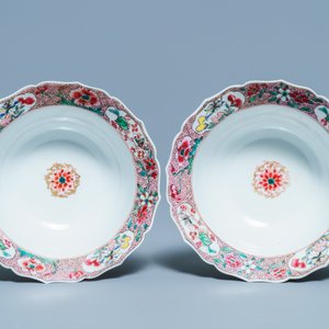 A pair of Chinese famille rose covered bowls, Yongzheng — photo 7