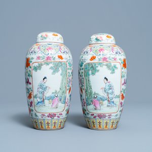 A pair of Chinese famille rose covered jars, Qianlong mark, Republic — photo 1