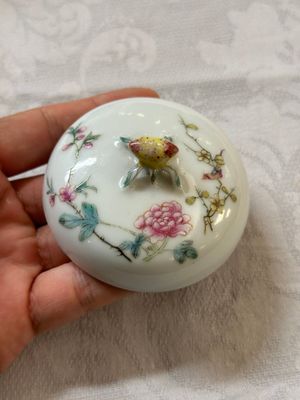 A pair of Chinese famille rose covered jars with birds and flowers, Guangxu mark and period — 照片 2