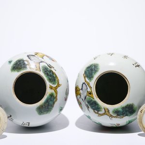 A pair of Chinese famille rose covered jars with cranes and deers, 19/20th C. — 照片 6