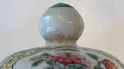 A pair of Chinese famille rose covered vases and a jardinière, 19/20th C. — photo 6