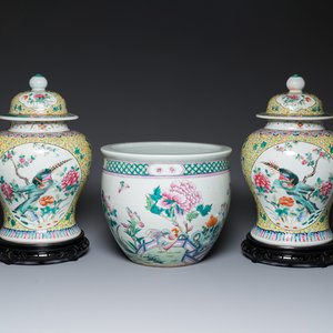 A pair of Chinese famille rose covered vases and a jardinière, 19/20th C. — photo 1