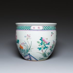 A pair of Chinese famille rose covered vases and a jardinière, 19/20th C. — photo 3