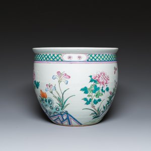 A pair of Chinese famille rose covered vases and a jardinière, 19/20th C. — photo 5