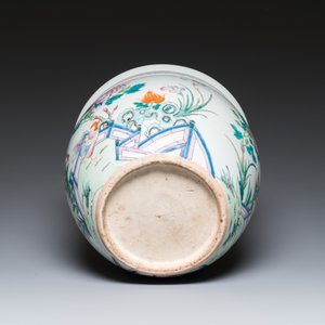 A pair of Chinese famille rose covered vases and a jardinière, 19/20th C. — photo 7