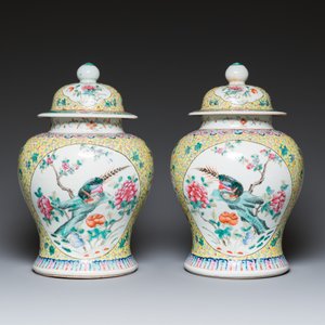A pair of Chinese famille rose covered vases and a jardinière, 19/20th C. — photo 8
