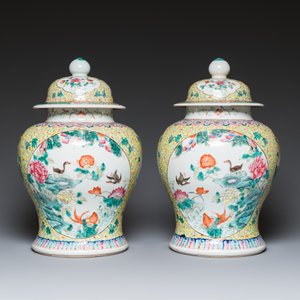 A pair of Chinese famille rose covered vases and a jardinière, 19/20th C. — photo 10
