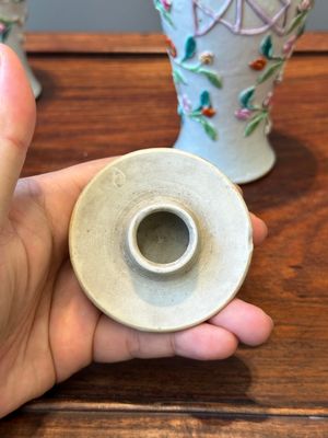 A pair of Chinese famille rose covered vases and a plate with applied floral design, Yongzheng — photo 12