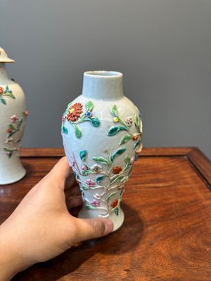 A pair of Chinese famille rose covered vases and a plate with applied floral design, Yongzheng — photo 21