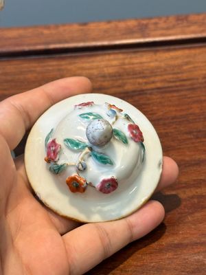 A pair of Chinese famille rose covered vases and a plate with applied floral design, Yongzheng — photo 30