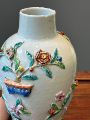 A pair of Chinese famille rose covered vases and a plate with applied floral design, Yongzheng — photo 35