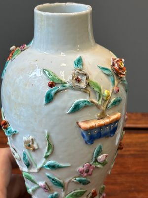 A pair of Chinese famille rose covered vases and a plate with applied floral design, Yongzheng — photo 36