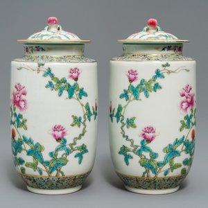 A pair of Chinese famille rose covered vases, Jiaqing mark, Republic, 20th C. — 照片 1