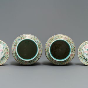 A pair of Chinese famille rose covered vases, Jiaqing mark, Republic, 20th C. — 照片 5