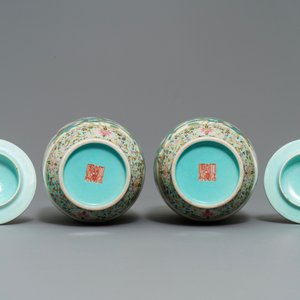 A pair of Chinese famille rose covered vases, Jiaqing mark, Republic, 20th C. — 照片 6