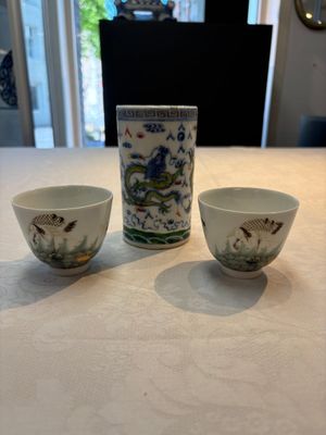 A pair of Chinese famille rose 'crane' cups and a 'dragon' brush pot, Guangxu mark, 20th C. — photo 1