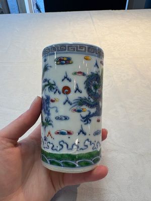 A pair of Chinese famille rose 'crane' cups and a 'dragon' brush pot, Guangxu mark, 20th C. — photo 11