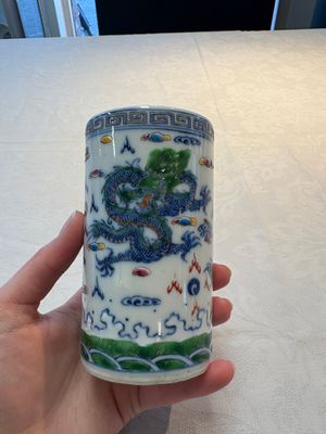 A pair of Chinese famille rose 'crane' cups and a 'dragon' brush pot, Guangxu mark, 20th C. — photo 12
