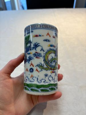 A pair of Chinese famille rose 'crane' cups and a 'dragon' brush pot, Guangxu mark, 20th C. — photo 13