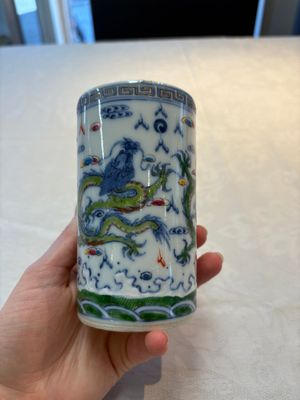 A pair of Chinese famille rose 'crane' cups and a 'dragon' brush pot, Guangxu mark, 20th C. — photo 14