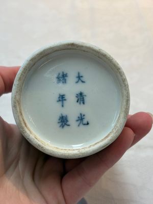 A pair of Chinese famille rose 'crane' cups and a 'dragon' brush pot, Guangxu mark, 20th C. — photo 17