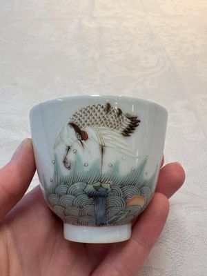 A pair of Chinese famille rose 'crane' cups and a 'dragon' brush pot, Guangxu mark, 20th C. — photo 18