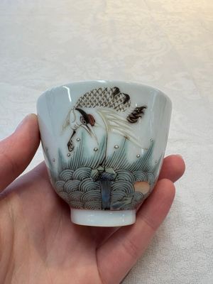 A pair of Chinese famille rose 'crane' cups and a 'dragon' brush pot, Guangxu mark, 20th C. — photo 2