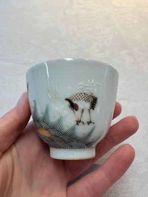 A pair of Chinese famille rose 'crane' cups and a 'dragon' brush pot, Guangxu mark, 20th C. — photo 3