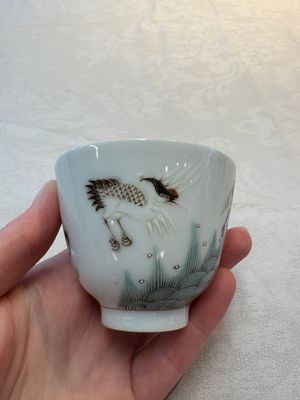 A pair of Chinese famille rose 'crane' cups and a 'dragon' brush pot, Guangxu mark, 20th C. — photo 5