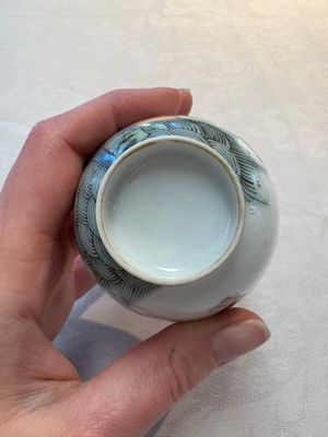 A pair of Chinese famille rose 'crane' cups and a 'dragon' brush pot, Guangxu mark, 20th C. — photo 7
