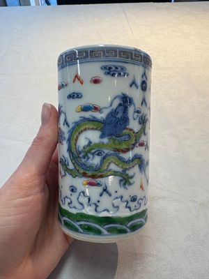 A pair of Chinese famille rose 'crane' cups and a 'dragon' brush pot, Guangxu mark, 20th C. — photo 8