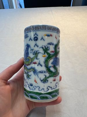 A pair of Chinese famille rose 'crane' cups and a 'dragon' brush pot, Guangxu mark, 20th C. — photo 9