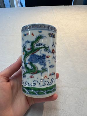 A pair of Chinese famille rose 'crane' cups and a 'dragon' brush pot, Guangxu mark, 20th C. — photo 10