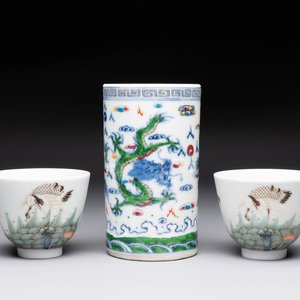 A pair of Chinese famille rose 'crane' cups and a 'dragon' brush pot, Guangxu mark, 20th C. — photo 1