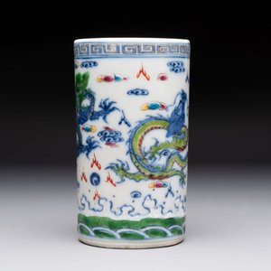 A pair of Chinese famille rose 'crane' cups and a 'dragon' brush pot, Guangxu mark, 20th C. — photo 11