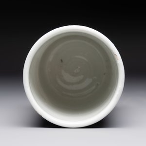 A pair of Chinese famille rose 'crane' cups and a 'dragon' brush pot, Guangxu mark, 20th C. — photo 14