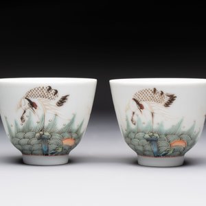 A pair of Chinese famille rose 'crane' cups and a 'dragon' brush pot, Guangxu mark, 20th C. — photo 2