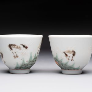 A pair of Chinese famille rose 'crane' cups and a 'dragon' brush pot, Guangxu mark, 20th C. — photo 3