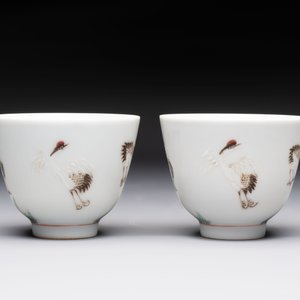 A pair of Chinese famille rose 'crane' cups and a 'dragon' brush pot, Guangxu mark, 20th C. — photo 4