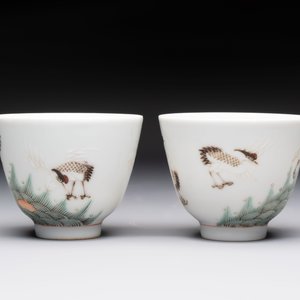 A pair of Chinese famille rose 'crane' cups and a 'dragon' brush pot, Guangxu mark, 20th C. — photo 5