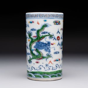 A pair of Chinese famille rose 'crane' cups and a 'dragon' brush pot, Guangxu mark, 20th C. — photo 8