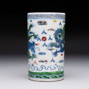 A pair of Chinese famille rose 'crane' cups and a 'dragon' brush pot, Guangxu mark, 20th C. — photo 9