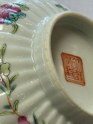 A pair of Chinese famille rose 'Cricket' bowls, Tongzhi marks, 19th C. — photo 12