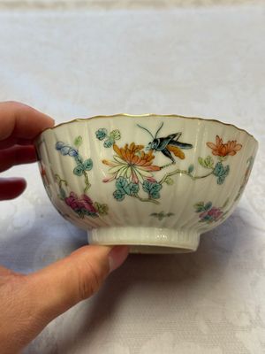 A pair of Chinese famille rose 'Cricket' bowls, Tongzhi marks, 19th C. — photo 2